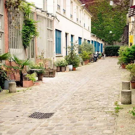 Trendy Heart Of Bastille Lively Street París